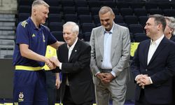 Aziz Yıldırım ve yönetim kurulu, Fenerbahçe Basketbol Takımı’nı ziyaret etti