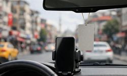 Yeni trafik yönetmeliği tamamlandı: Telefon tutucu, araç kokusu ve multimedya ekranına ceza yok