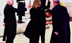 Emine Erdoğan, Macron'un elini öpmesine izin vermedi