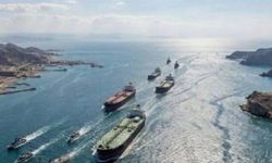 Hürmüz Boğazı'nda rota dışına çıkan tanker mayına çarparak patladı