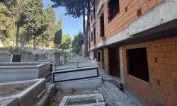 Balkondan mezarlığa sıfır mesafe: Şaşırtan kentsel dönüşüm manzarası