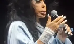 Bülent Ersoy konserinde çılgına döndü: Seyirciye küfür edip, "Defol git" diye bağırdı