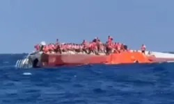 Girne açıklarında yolcu gemisi alabora oldu! Üzerine çıkıp kurtarılmayı beklediler