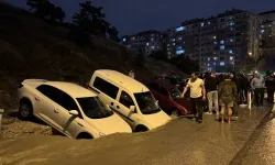 Başkentte Sel: Çöken Yolda Araçlar Hasar Gördü!