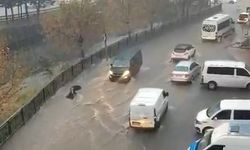 İstanbul'da sağanak yolları göle çevirdi, araçlar suya gömüldü! Kadın suya kapılıp sürüklendi