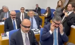 Meclis'te Halk TV protestosu: Ağızlarını ve gözlerini siyah bantla kapattılar