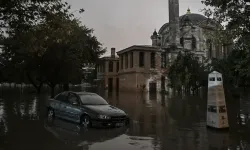Kağıthane Deresi taştı, tarihi cami sular altında kaldı