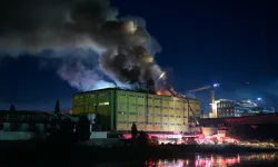 Tuzla'da fabrika yangını: Alevler çatının tamamını sardı