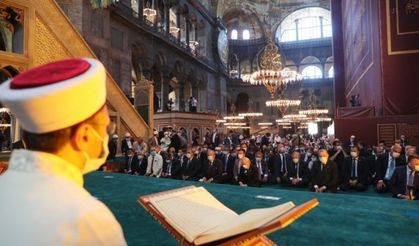 Ayasofya Camii ibadete açıldı! İşte tarihi güne damga vuran kareler