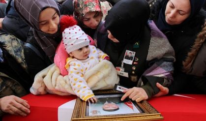 Bak kızım bu senin baban! 6 aylık şehit kızı babasını uğurladı...