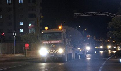 Kilis'ten İdlib sınırına obüs ile tank sevkıyatı!