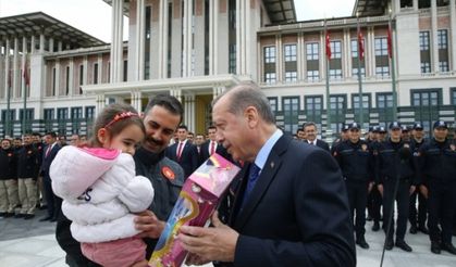 Cumhurbaşkanı Erdoğan görevli polisleri tebrik etti