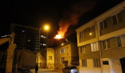 ESKİŞEHİR - Apartman görevlisince çıkarıldığı iddia edilen yangın söndürüldü