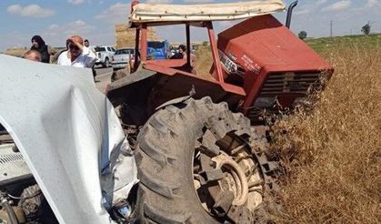 Çankırı'da feci kaza: Park halindeki traktöre çarpan otomobilde 3 kişi hayatını kaybetti