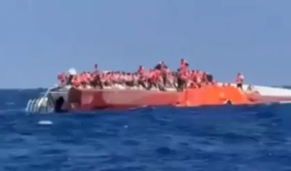 Girne açıklarında yolcu gemisi alabora oldu! Üzerine çıkıp kurtarılmayı beklediler