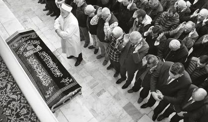 Öğretmen Okul Bahçesindeki Ağaçtan Düşerek Hayatını Kaybetti