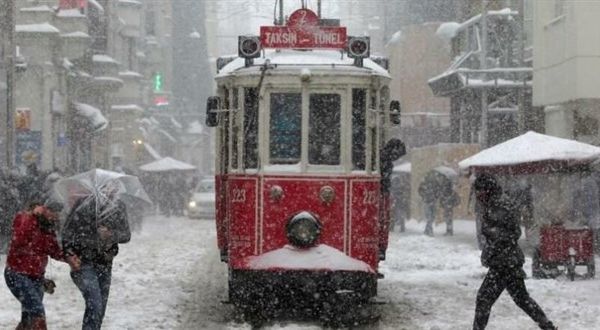 Vali Yerlikaya'dan İstanbullulara uyarı: Kuvvetli sağanak ve kar bekleniyor
