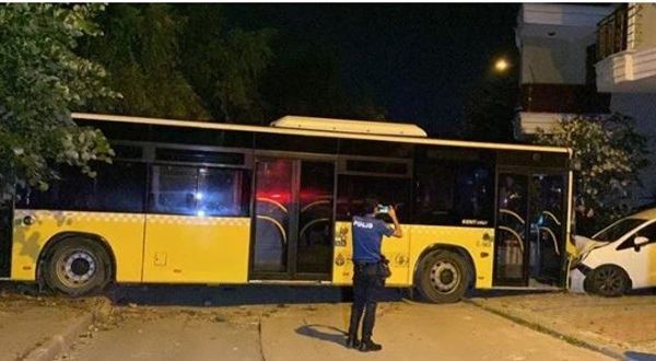 Ehliyetsiz görevli İETT otobüsüyle sokağa daldı! Bir otomobil hurdaya çıkarken sürücü ise yaralandı