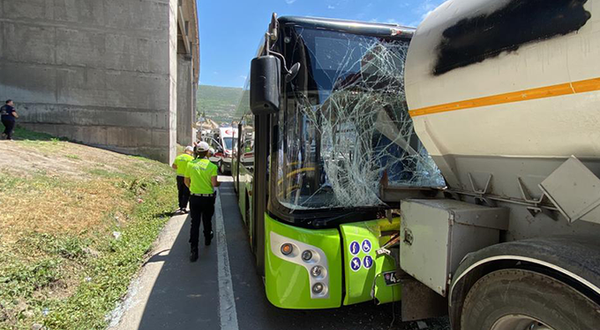 Kocaeli'de korkunç kaza! Otobüs tankere çarptı: Çok sayıda yaralı var