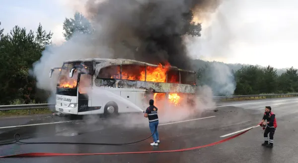 Bolu'da korkunç kaza! Yolcu otobüsü alev alev yandı