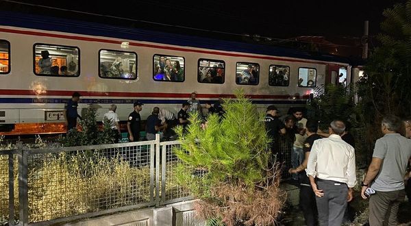 Yoldan karşıya geçmeye çalışan 23 yaşındaki genç yolcu treni altında can verdi