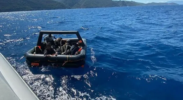 Yunan unsurlarınca geri itilen 13 göçmen kurtarıldı