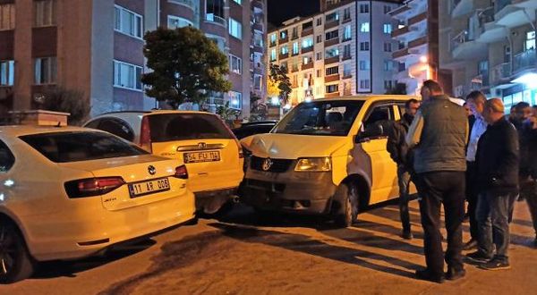 Park Halindeyken Freni Boşalan Minibüs Sokaktaki 6 Araca Çarptı!
