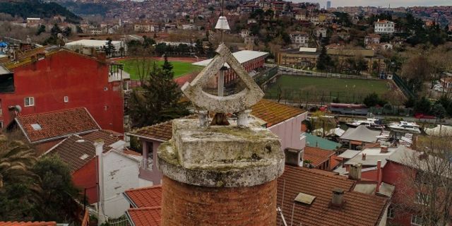 Osmanlı coğrafyasında benzeri olmayan "güneş saatli minare" İstanbul'da yer alıyor