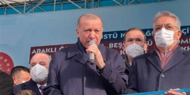 Cumhurbaşkanı Amca deyip Erdoğan'ın elinden bir anda mikrofonu aldı: O adam hain