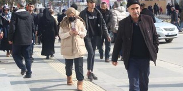 Elazığ'da vatandaşlar korona virüs tedbirlerini unuttu, maskeler çene altında kaldı