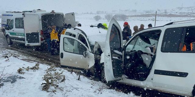 Mardin'de 2 araç kafa kafaya çarpıştı: 3 ölü, 6 yaralı