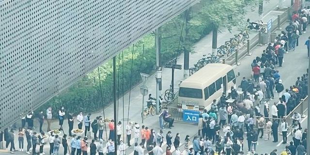 Çin'in başkenti Pekin'de haberi duyan halk marketlere akın etti; raflar bomboş kaldı