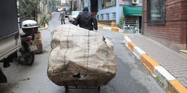 İşçi, memur geçinmek için atık topluyor