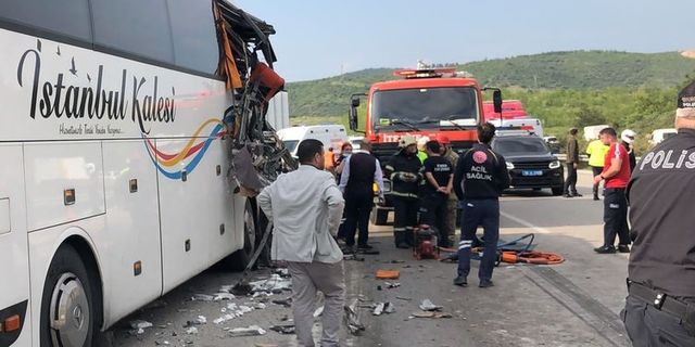 Bursa’da kamyon yolcu otobüsüne çarptı: Ölü ve çok sayıda yaralı var!