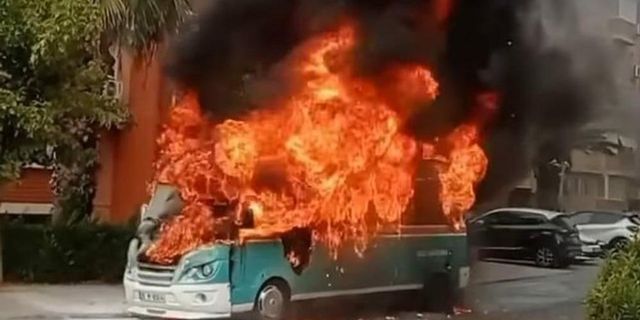 İzmir'de seyir halindeki yolcu otobüsü alev aldı