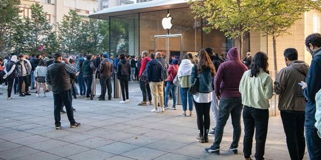 57 Bin TL'lik iPhone 14'ü Almak İçin  Apple mağazası önünde Sabahtan Sıraya Girdiler