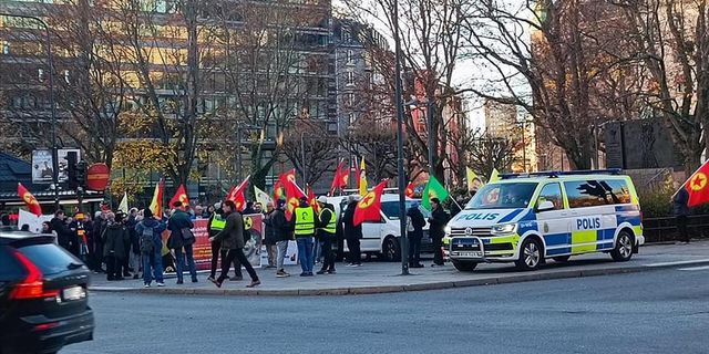 Terör örgütü PKK taraftarlarından İsveç’te gösteri!