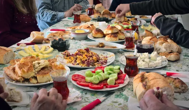 Herkes bilinçsizce tüketiyor, büyük hastalıklara davetiye çıkarıyor.... Sofranıza koymayın!