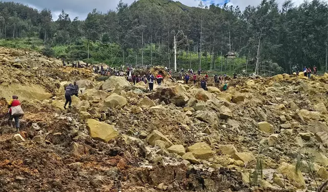 Toprak kayması felaketi: 2 binden fazla kişi toprak altında kaldı