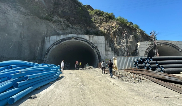 Tünel inşaatında iskele çöktü, işçiler mahsur kaldı!