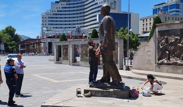 Atatürk Anıtı'na baltayla zarar veren 2 şüpheli tutuklandı