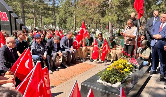 Bakan Tekin, Şehit Öğretmen Aybüke Yalçın'ın Kabrini Ziyaret Etti