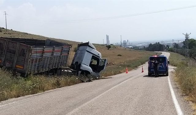 Tırla Kamyonetin Çarpışması Sonucu 3 Kişi Öldü, 2 Kişi Yaralandı