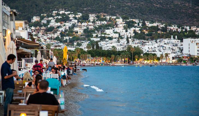 Yerli, yabancı turist kalmadı! Bodrum bomboş! Belediye Başkanından ilginç açıklama: "Bodrum pahalı değil!"