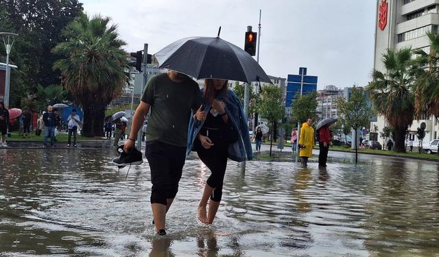 İstanbul’da kuvvetli sağanak uyarısı: Bu saatlere dikkat!