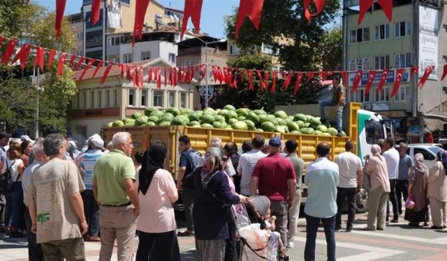 17 İlçede Halka Ücretsiz Şekilde Kavun ve Karpuz Dağıtılacak! Büyükşehir Belediyesi'nden Çiftçilere Destek