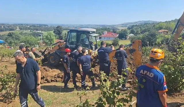 Samsun'da toprak kaydı. İki işçi göçük altında kaldı