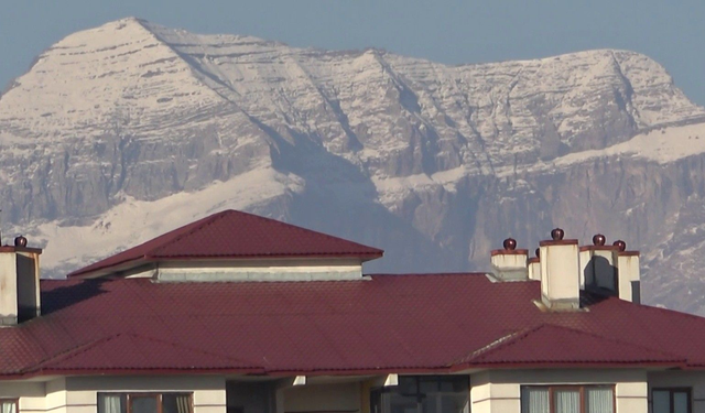 Mevsimin ilk karı düştü! Tamamen beyaza büründü...