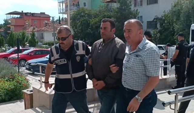 İş yerlerinin önünde baba ve oğlunu öldüren zanlı tutuklandı