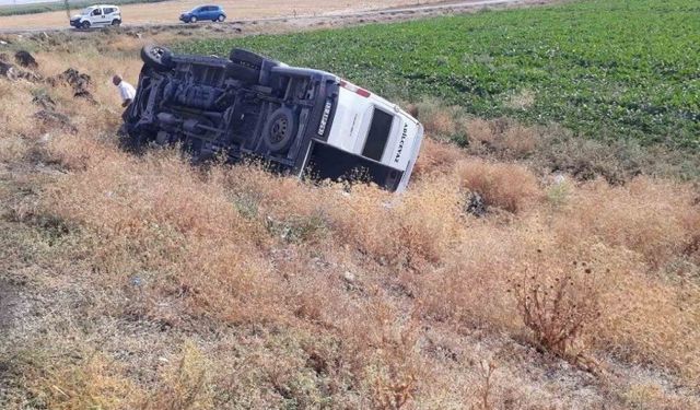 Bitlis'te Öğretmen Servisi Şarampole Devrildi: 10 Yaralı